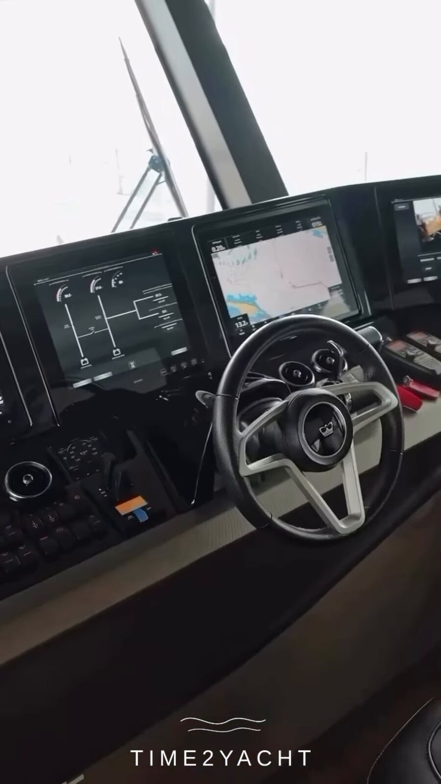 Yacht helm