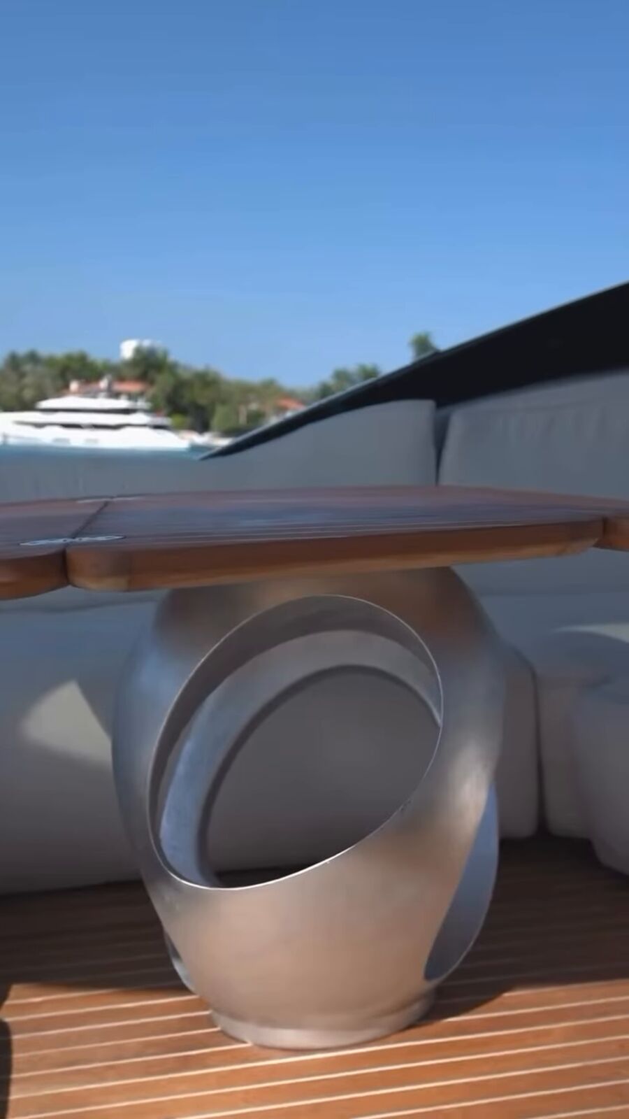 Sculpted seat on the Tecnomar 53 deck